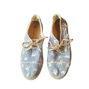 EUC Eric Michael Women's Blue & White Bird Sparrow Print Canvas Shoes 10.5 EU 40